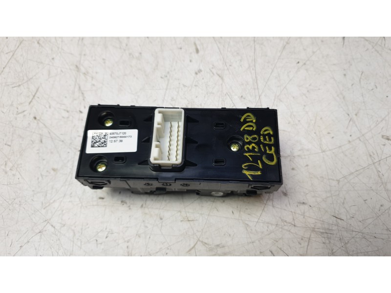 Recambio de mando elevalunas delantero izquierdo para kia ceed tourer (cd) 1.0 t-gdi referencia OEM IAM 93570J7120  