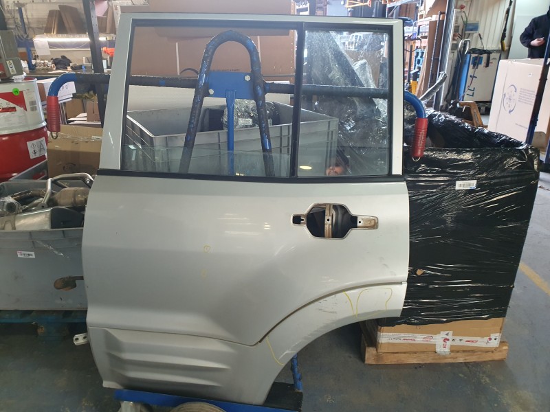 Recambio de puerta trasera izquierda para mitsubishi montero iii (v7_w, v6_w) 3.2 di-d (v68w, v78w) referencia OEM IAM MN150367 