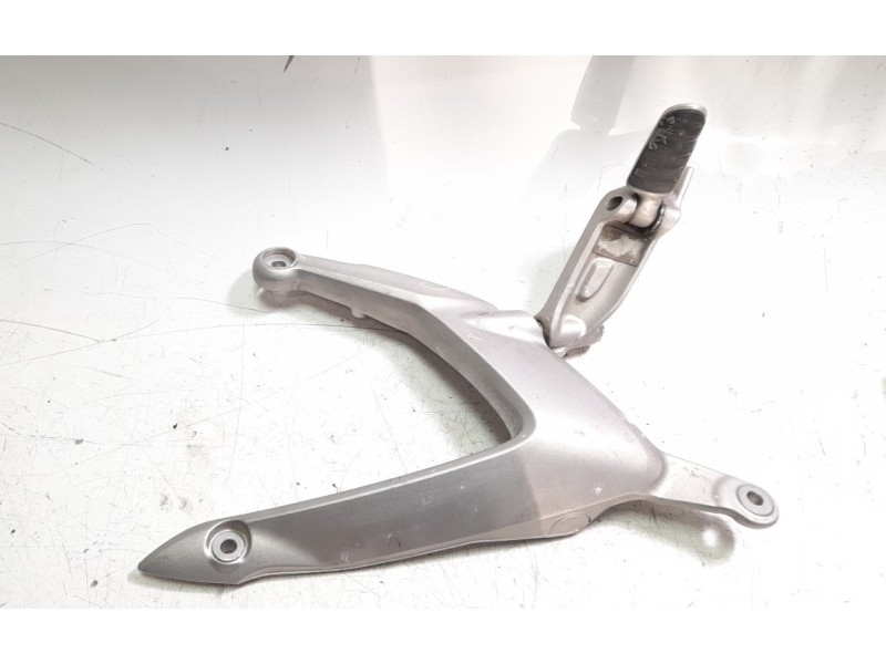 Recambio de estribera derecha para triumph rocket 3 r referencia OEM IAM T2071187 T2082732 