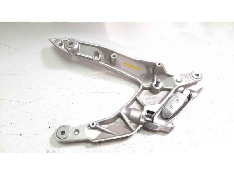 Recambio de estribera derecha para triumph rocket 3 r referencia OEM IAM T2071187 T2082732 