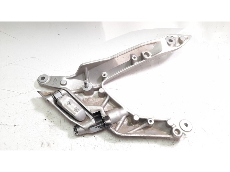 Recambio de estribera izquierda para triumph rocket 3 r referencia OEM IAM T2082731 T2071193 