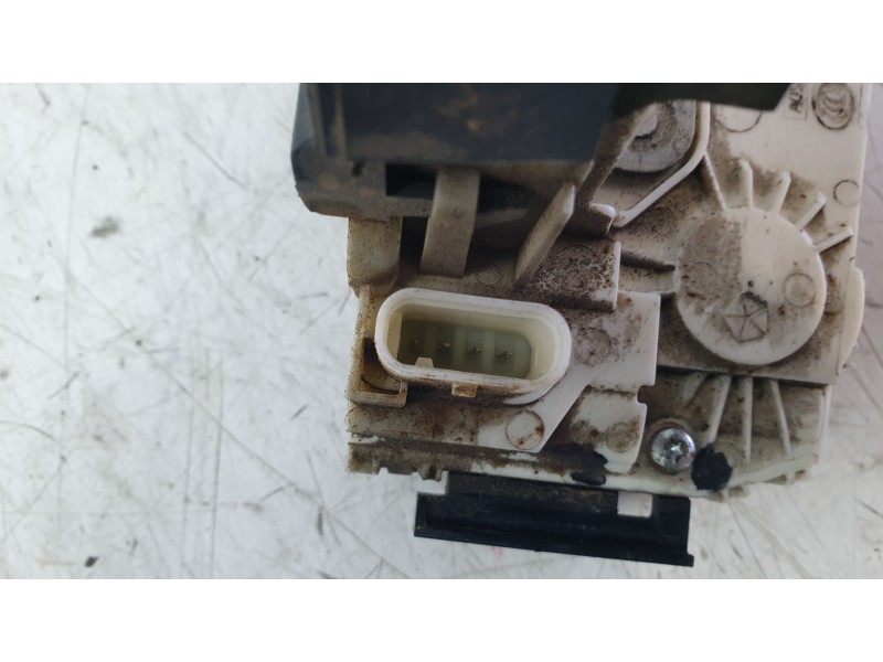 Recambio de cerradura puerta trasera derecha para jeep cherokee limited 4wd referencia OEM IAM P04589914AE  