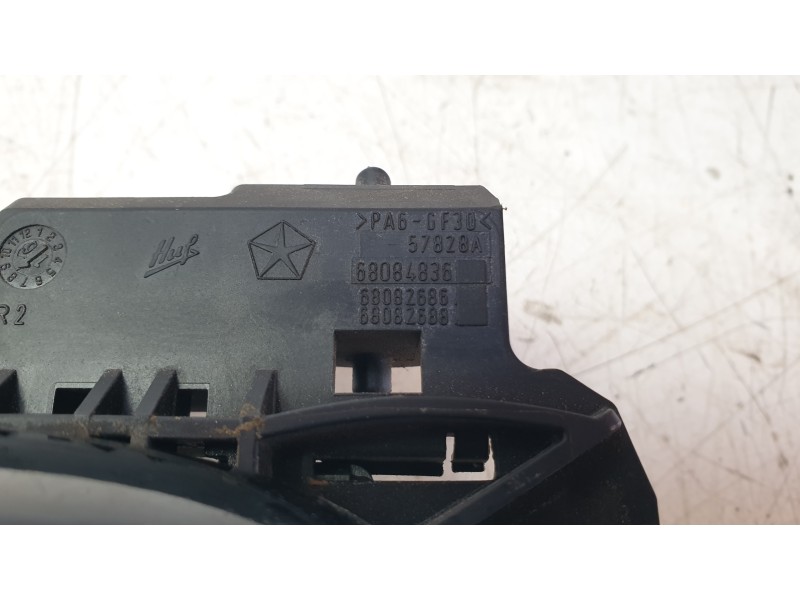 Recambio de maneta exterior delantera derecha para jeep cherokee limited 4wd referencia OEM IAM 68084836  