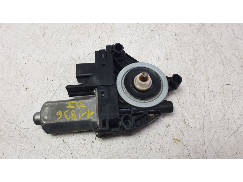 Recambio de motor elevalunas delantero izquierdo para jeep cherokee limited 4wd referencia OEM IAM 931400104  
