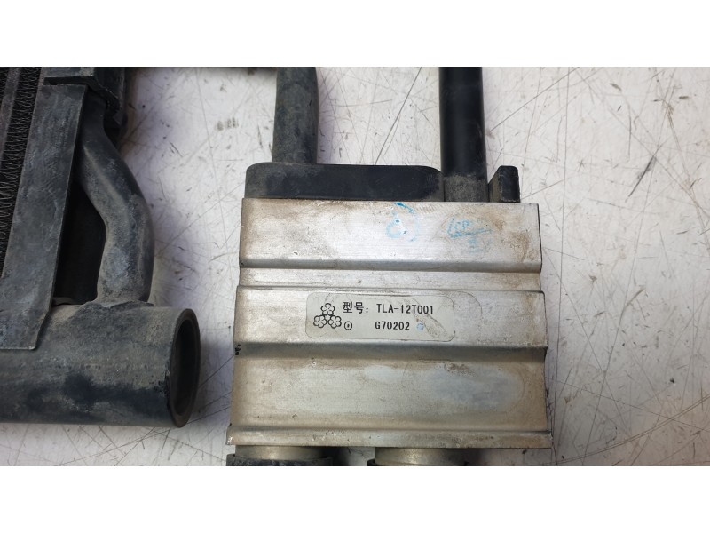 Recambio de radiador caja cambios para jeep cherokee limited 4wd referencia OEM IAM 68165900AE  