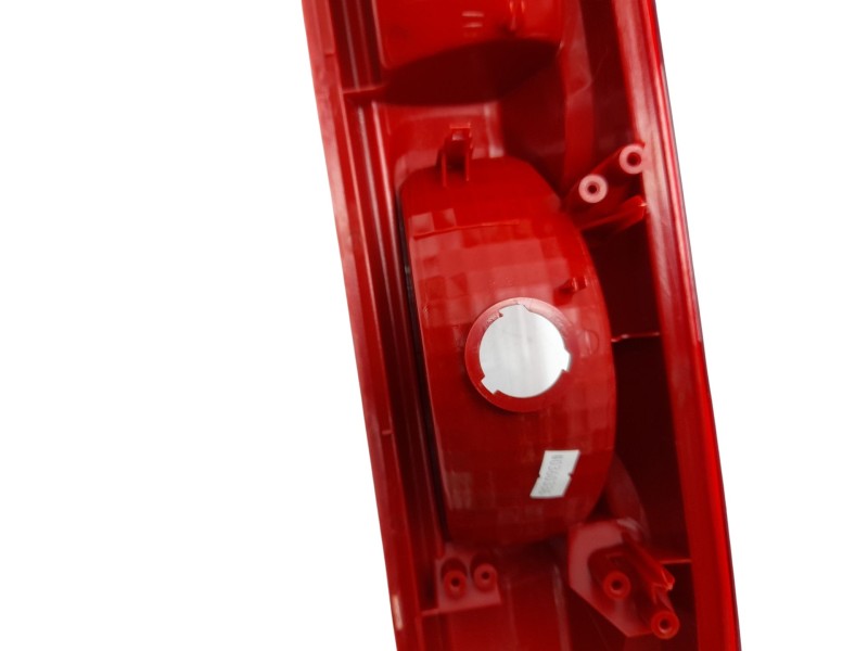 Recambio de piloto trasero izquierdo para renault trafic combi (ab 4.01) referencia OEM IAM 89318410  103F19830773