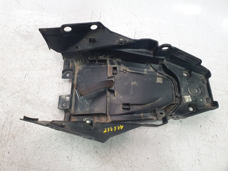 Recambio de moldura para ktm 125 duke referencia OEM IAM JP181002  