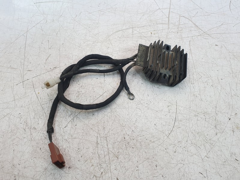 Recambio de regulador de corriente para ktm 125 duke referencia OEM IAM JU402001  