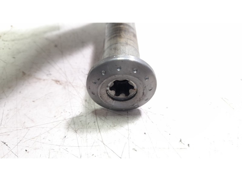 Recambio de eje trasero para triumph rocket 3 r referencia OEM IAM T2050432  