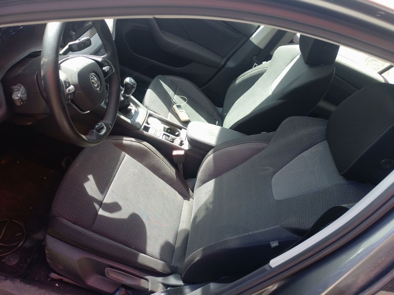Recambio de juego asientos completo para skoda octavia iv (nx3, nn3, pv3) 2.0 tdi referencia OEM IAM   