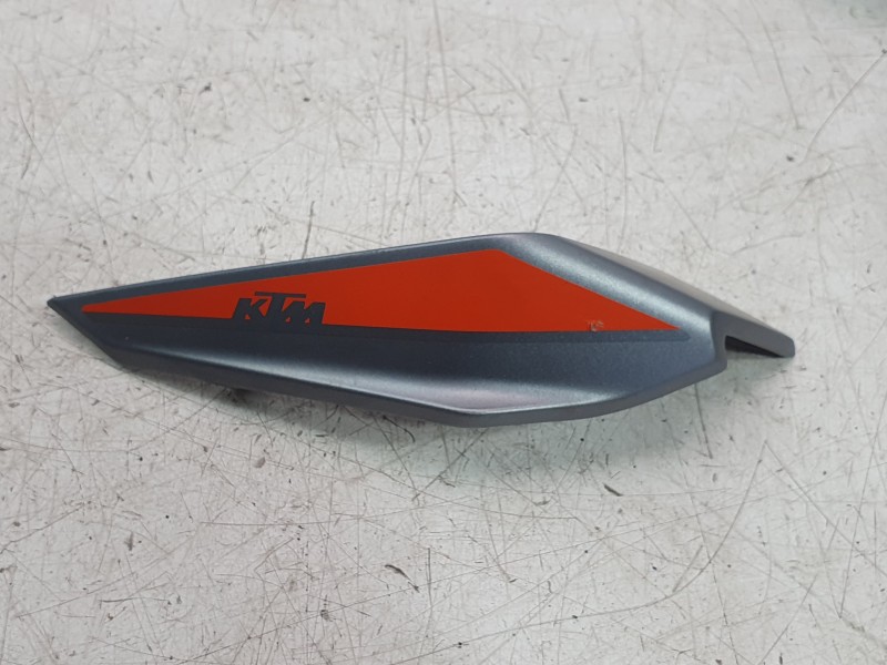 Recambio de moldura para ktm 125 duke referencia OEM IAM 93008024000EB  
