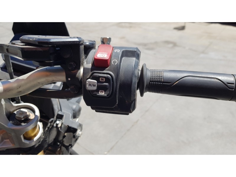 Recambio de piña luces derecha para honda x-adv referencia OEM IAM 35135MKTD01  