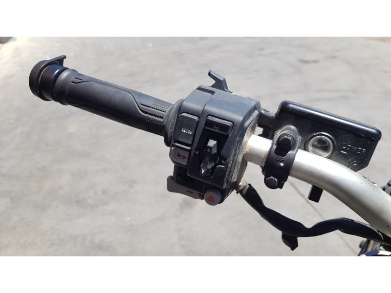 Recambio de piña luces izquierda para honda x-adv referencia OEM IAM 35200MKTD01  