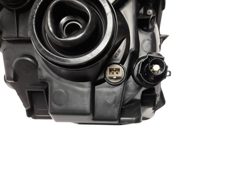 Recambio de faro izquierdo para toyota yaris (ksp9/scp9/nlp9) referencia OEM IAM 8117052570  108905702/11907701/3780023/TY325482