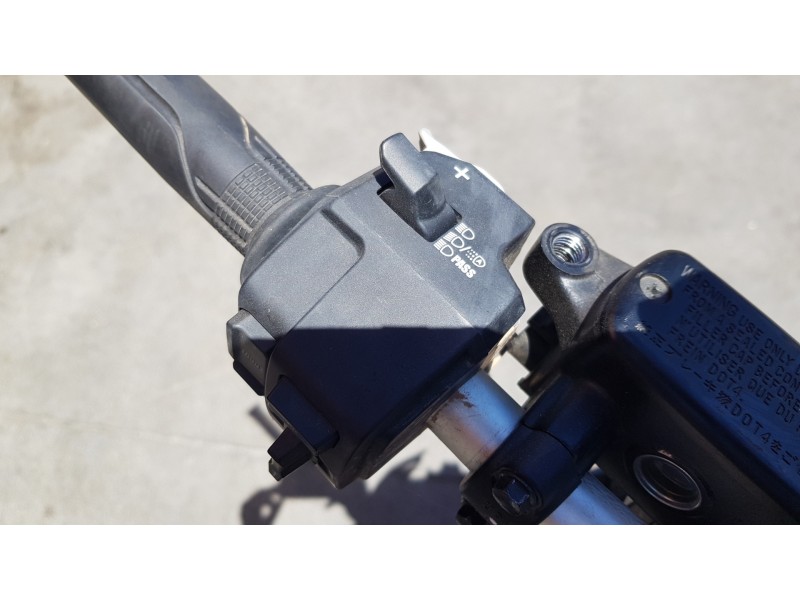 Recambio de piña luces izquierda para honda x-adv referencia OEM IAM 35200MKTD01  