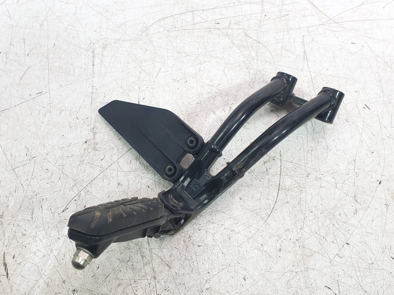Recambio de estribo lateral para ktm 125 duke referencia OEM IAM 93003151033  