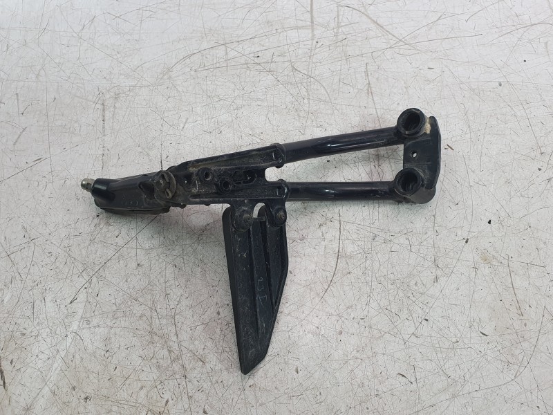 Recambio de estribo lateral para ktm 125 duke referencia OEM IAM 93003151033  