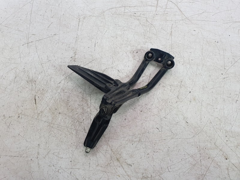 Recambio de estribo lateral para ktm 125 duke referencia OEM IAM 93003150033  