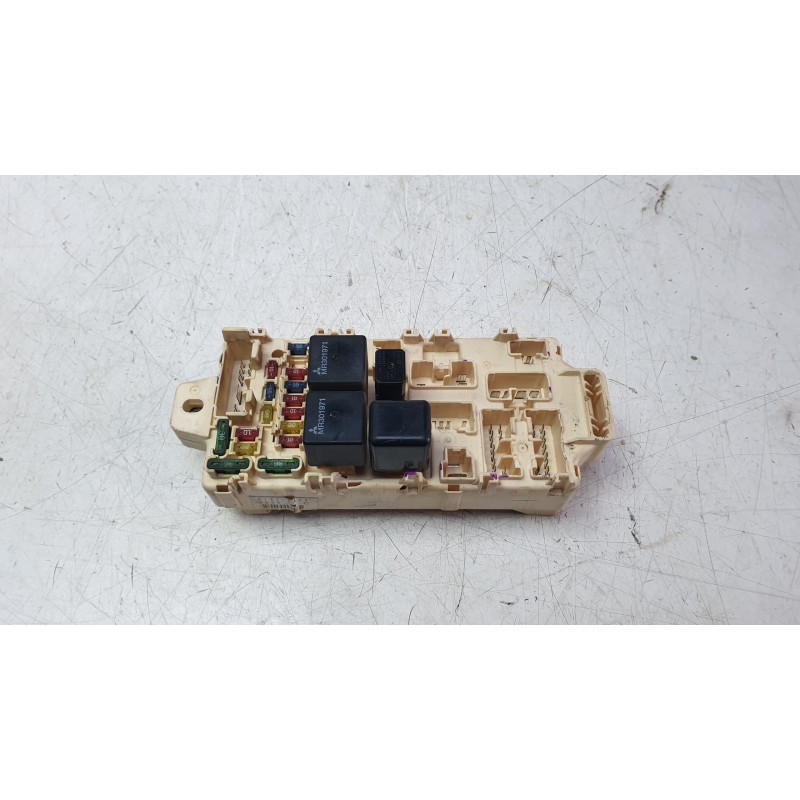 Recambio de caja reles / fusibles para mitsubishi montero iii (v7_w, v6_w) 3.2 di-d (v68w, v78w) referencia OEM IAM MR301971  
