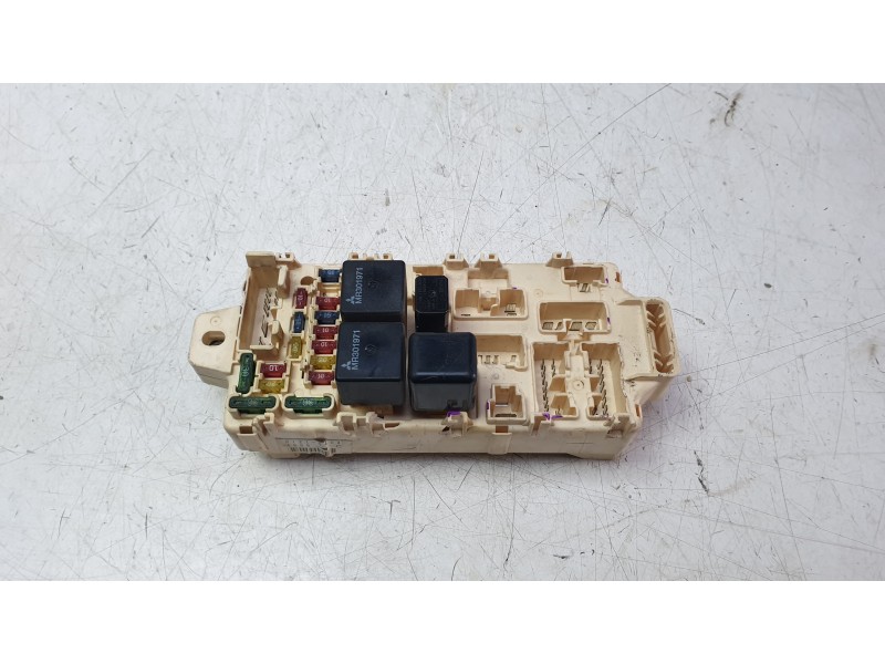 Recambio de caja reles / fusibles para mitsubishi montero iii (v7_w, v6_w) 3.2 di-d (v68w, v78w) referencia OEM IAM MR301971  