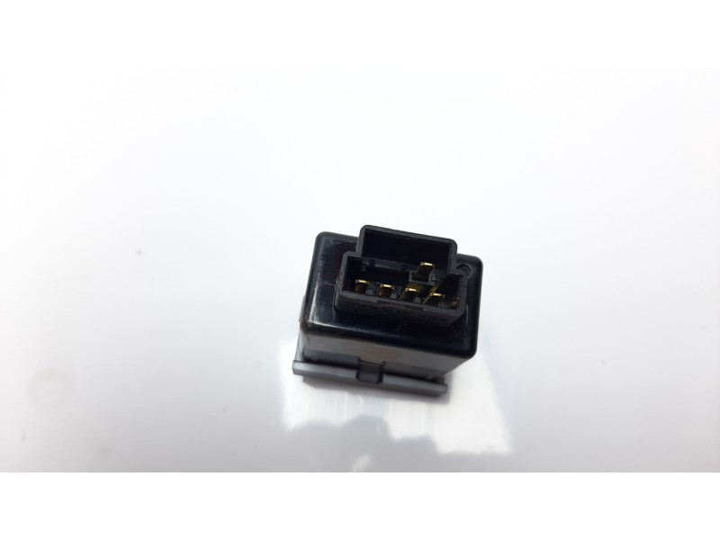 Recambio de interruptor para ssangyong rodius 2.0 td cat referencia OEM IAM 8136021010  