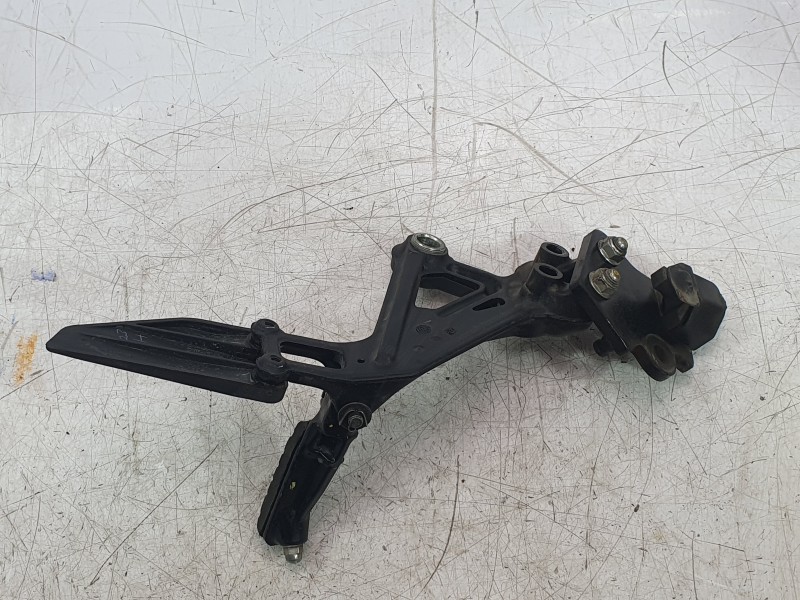 Recambio de estribo lateral para ktm 125 duke referencia OEM IAM 93003038000  