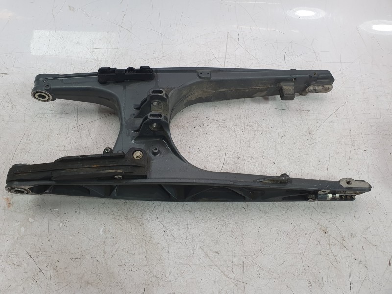 Recambio de basculante para ktm 125 duke referencia OEM IAM 28104030000  