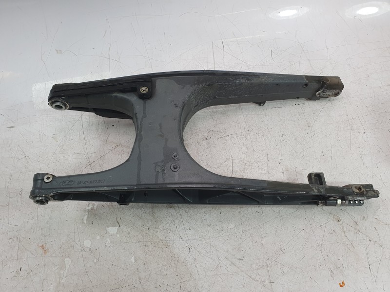 Recambio de basculante para ktm 125 duke referencia OEM IAM 28104030000  