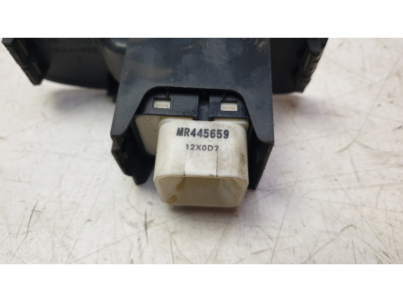 Recambio de mando elevalunas trasero derecho para mitsubishi montero iii (v7_w, v6_w) 3.2 di-d (v68w, v78w) referencia OEM IAM M
