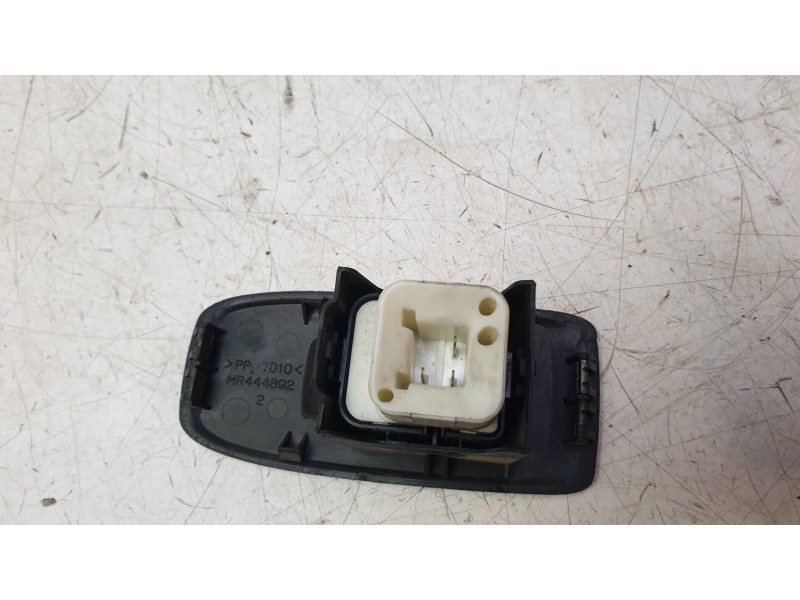 Recambio de mando elevalunas trasero derecho para mitsubishi montero iii (v7_w, v6_w) 3.2 di-d (v68w, v78w) referencia OEM IAM M