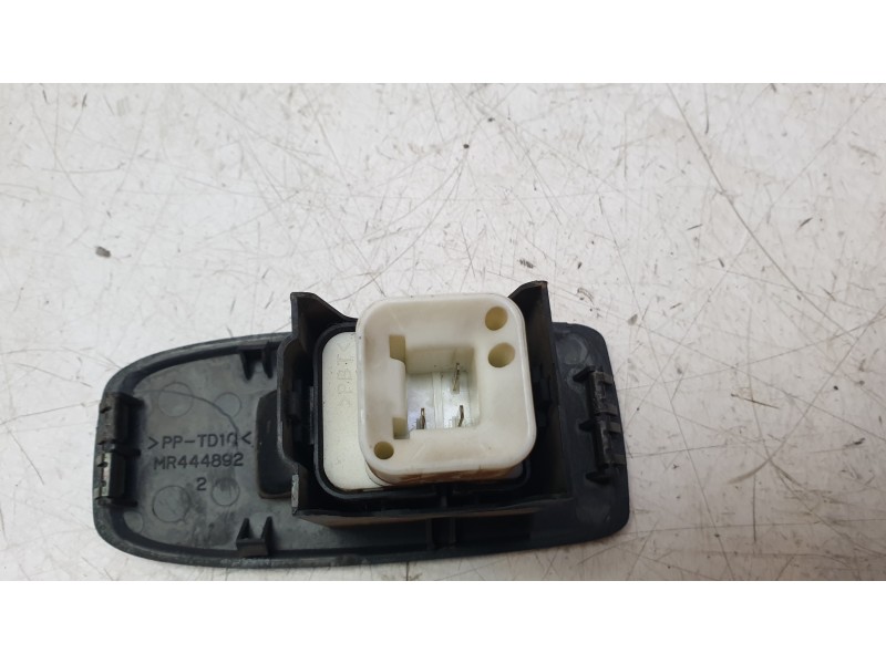 Recambio de mando elevalunas delantero derecho para mitsubishi montero iii (v7_w, v6_w) 3.2 di-d (v68w, v78w) referencia OEM IAM