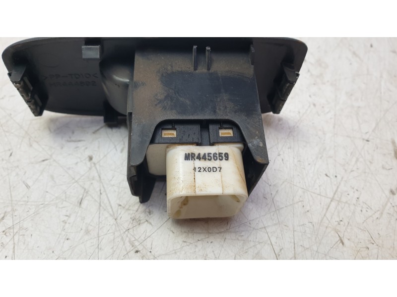 Recambio de mando elevalunas trasero izquierdo para mitsubishi montero iii (v7_w, v6_w) 3.2 di-d (v68w, v78w) referencia OEM IAM
