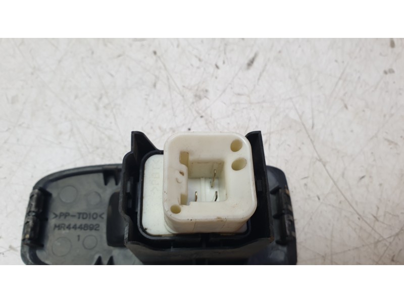 Recambio de mando elevalunas trasero izquierdo para mitsubishi montero iii (v7_w, v6_w) 3.2 di-d (v68w, v78w) referencia OEM IAM