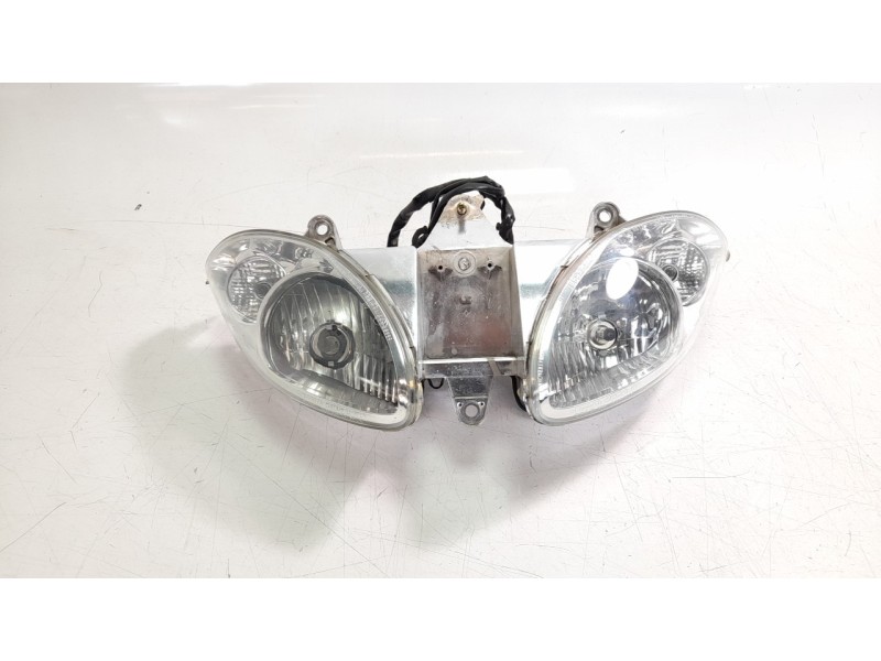 Recambio de faro delantero para piaggio (vespa) x9 referencia OEM IAM 31026930T  