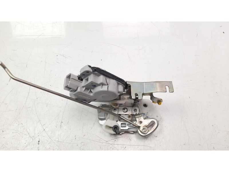 Recambio de cerradura puerta delantera izquierda para mahindra kuv 100 2wd nxt referencia OEM IAM 114DAZ00091N  