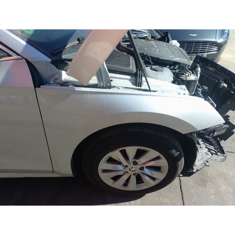 Recambio de aleta delantera derecha para skoda octavia iv (nx3, nn3, pv3) 2.0 tdi referencia OEM IAM   