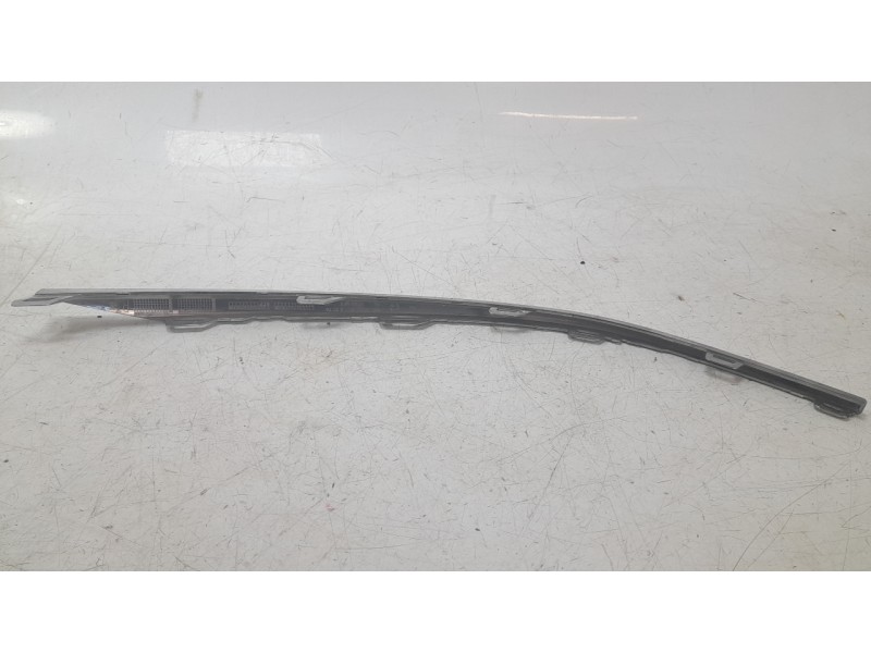 Recambio de moldura paragolpe delantera izquierda para skoda octavia iv (nx3, nn3, pv3) 2.0 tdi referencia OEM IAM 5E3853768B  