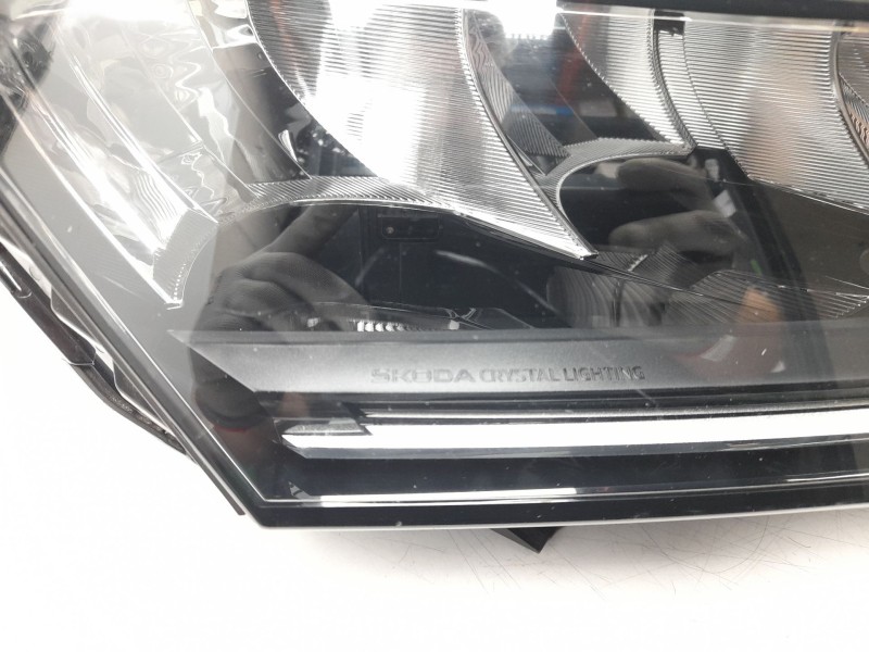 Recambio de faro derecho para skoda octavia iv (nx3, nn3, pv3) 2.0 tdi referencia OEM IAM 5E4941010  