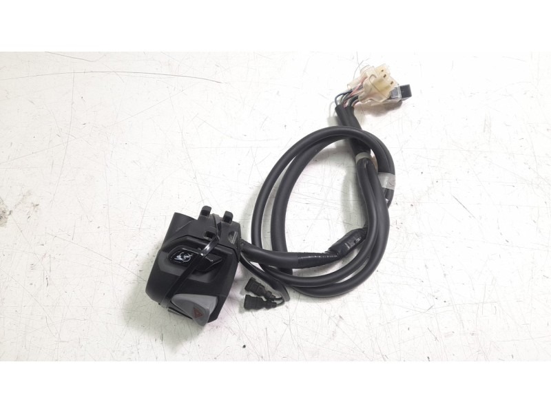 Recambio de piña luces derecha para honda pcx 125 pcx 125 referencia OEM IAM 35160K1ZJ12  