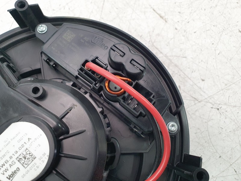 Recambio de ventilador calefaccion para volkswagen touran (5t1) 2.0 tdi referencia OEM IAM 5WB819021A  