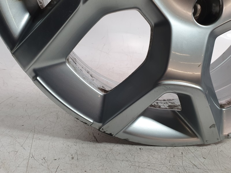 Recambio de llanta para jeep avenger referencia OEM IAM 52197382  