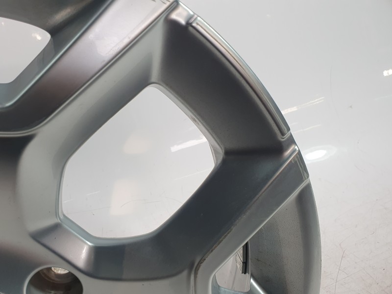 Recambio de llanta para jeep avenger referencia OEM IAM 52197382  