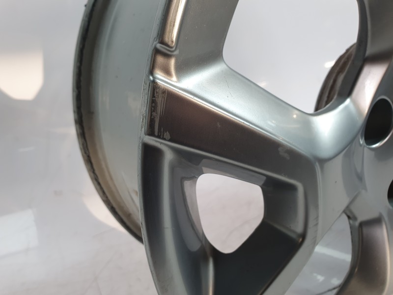 Recambio de llanta para jeep avenger referencia OEM IAM 52197382  