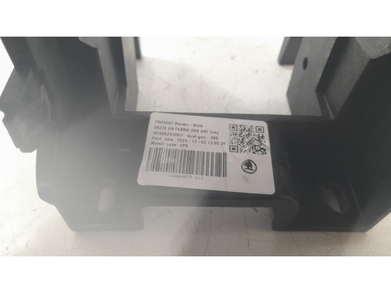 Recambio de apoyabrazos central para skoda fabia iv (pj3) 1.0 mpi referencia OEM IAM 6VA864075  
