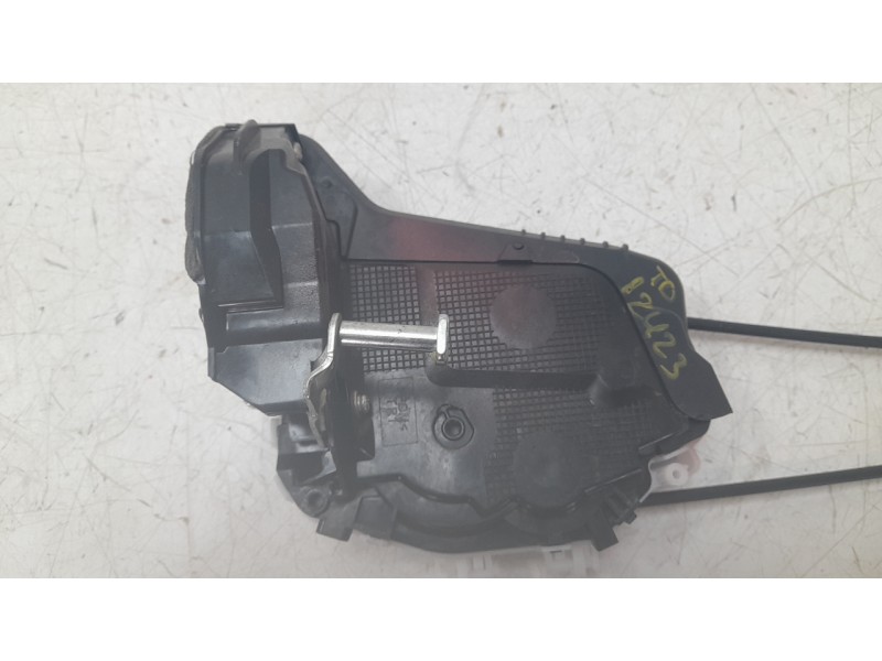 Recambio de cerradura puerta trasera derecha para toyota yaris cross (mxp_) 1.5 hybrid (mxpj10) referencia OEM IAM 69050K0030  