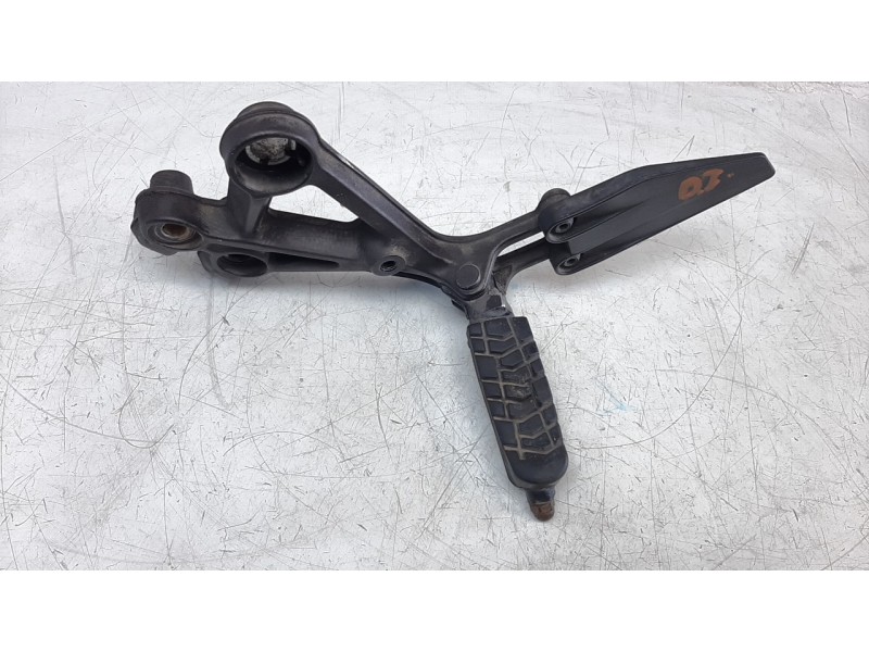 Recambio de estribo para ktm 390 duke 390 duke referencia OEM IAM 93003038000  