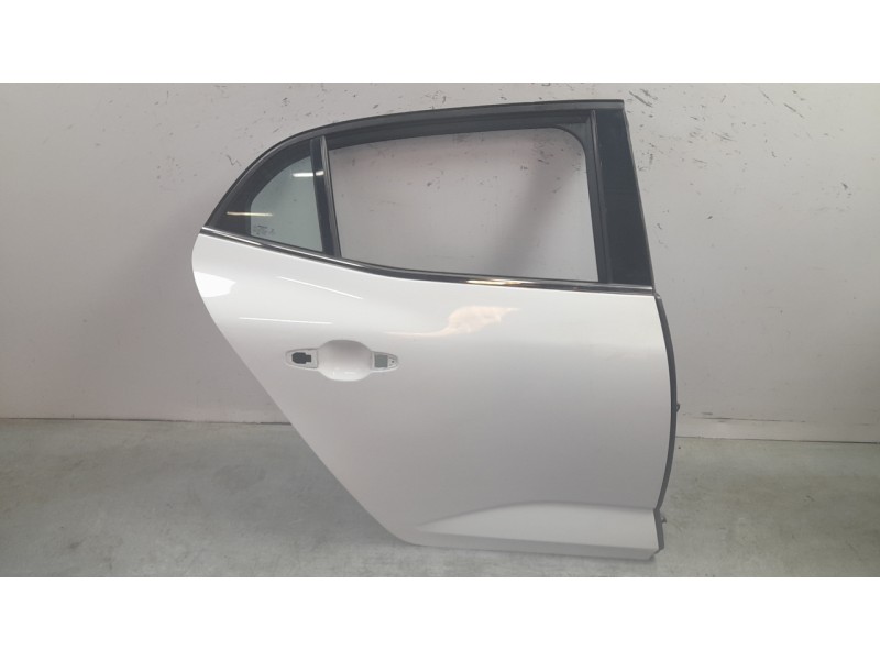 Recambio de puerta trasera derecha para renault megane iv hatchback (b9a/m/n_) 1.5 blue dci 115 (b9a6) referencia OEM IAM 821001