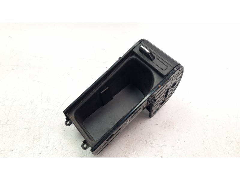 Recambio de moldura para hyundai i40 1.7 crdi cat referencia OEM IAM 846703Z000  