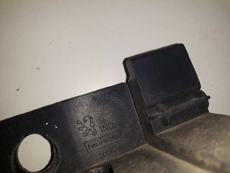 Recambio de molduras traseras para peugeot 5008 1.6 hdi fap referencia OEM IAM 9686247380  