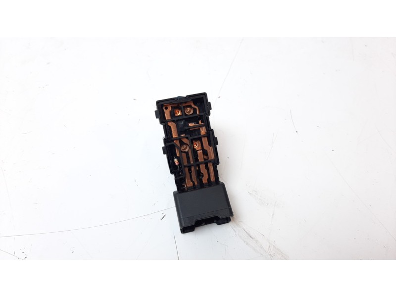 Recambio de mando elevalunas trasero derecho para mahindra kuv 100 2wd nxt referencia OEM IAM 0111JAZ00121N  